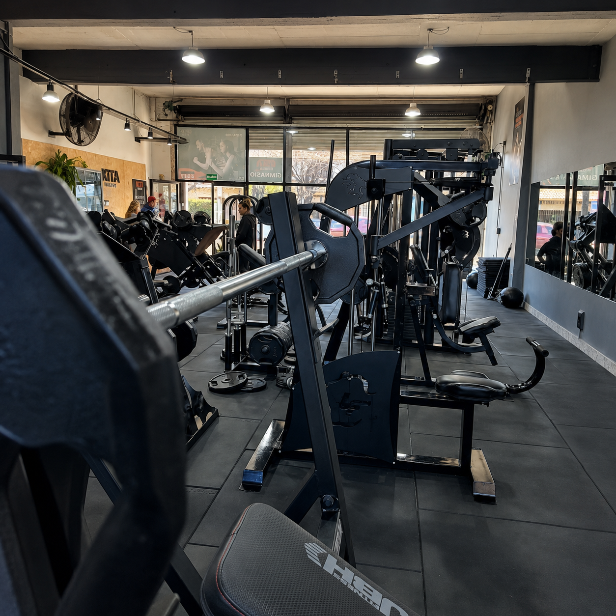 Interior de KITA FITNESS mostrando máquinas y zona de entrenamiento